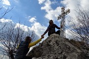 01 Alla croce di vetta della Filaressa (1134 m) - autoscatto